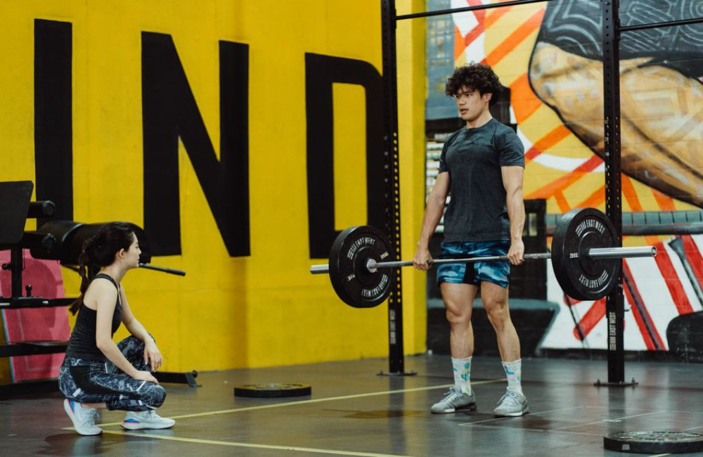 Hoeveel rustdagen heeft een man van 45 nodig bij drie keer krachttraining per week?