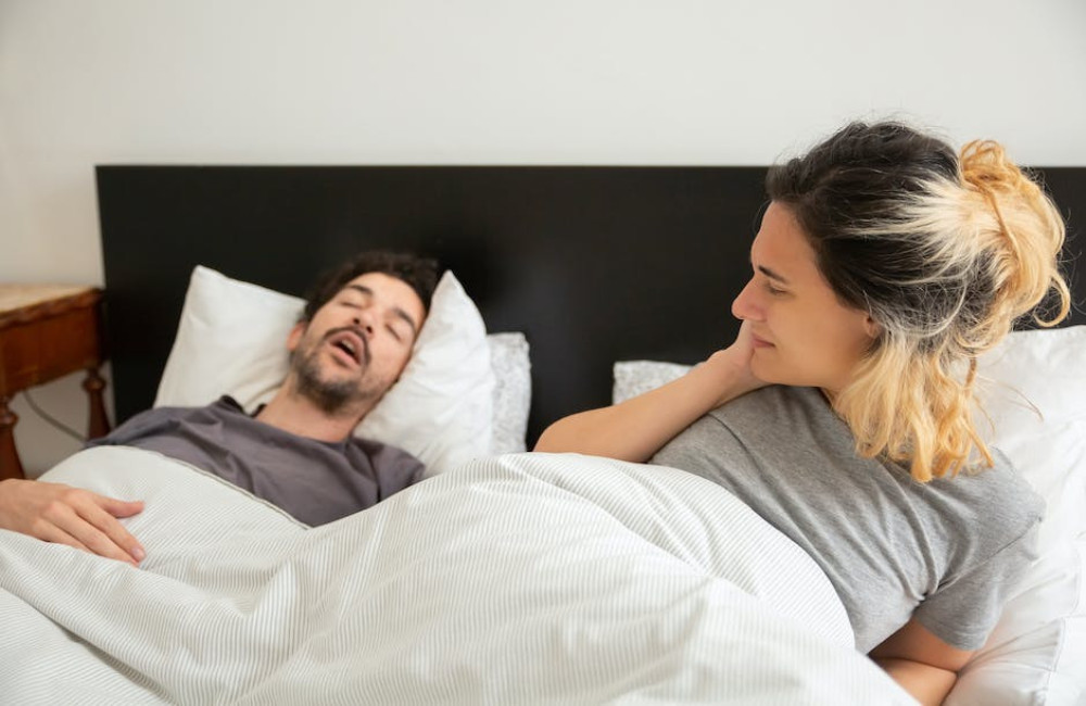 Waarom mannen vaker snurken en wat je eraan kunt doen